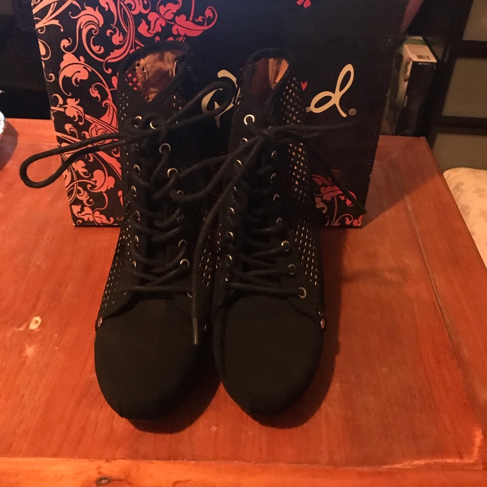 Qupid black booties